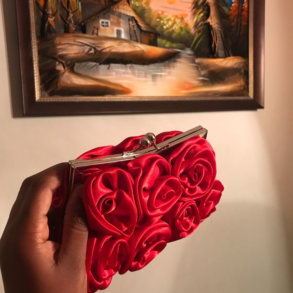 Red rose clutch